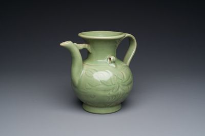 Een Chinese Longquan celadon wijnkan met anhua decor, Yuan/Ming