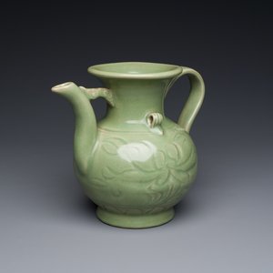 Een Chinese Longquan celadon wijnkan met anhua decor, Yuan/Ming — foto 1