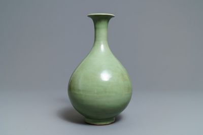 Een Chinese Longquan celadon yuhuchunping vaas, Yuan