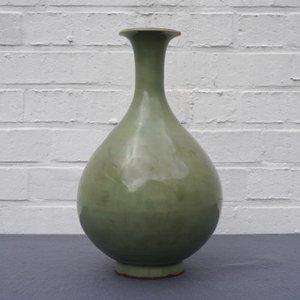 Een Chinese Longquan celadon yuhuchunping vaas, Yuan — foto 16
