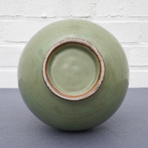 Een Chinese Longquan celadon yuhuchunping vaas, Yuan — foto 17