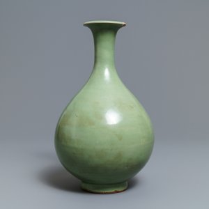 Een Chinese Longquan celadon yuhuchunping vaas, Yuan — foto 4