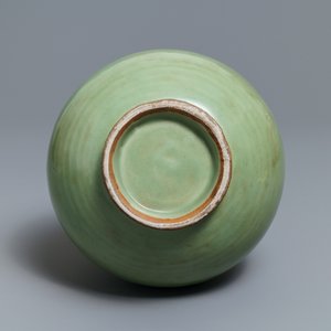 Een Chinese Longquan celadon yuhuchunping vaas, Yuan — foto 5