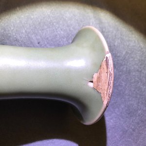 Een Chinese Longquan celadon yuhuchunping vaas, Yuan — foto 9