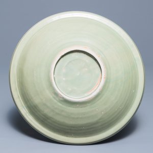 Een Chinese Longquan schotel met onderglazuur floraal decor, Ming — foto 2
