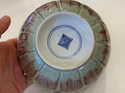 Een Chinese lotusvormige kom met koperrood drakendecor op celadon grond, Kangxi — foto 4