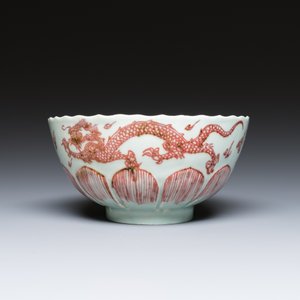 Een Chinese lotusvormige kom met koperrood drakendecor op celadon grond, Kangxi — foto 4
