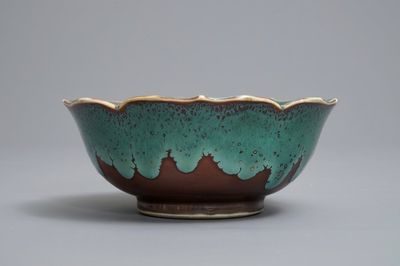 Een Chinese lotusvormige kom met turquoise flambé glazuur met bruine fondkleur, Yongzheng/Qianlong