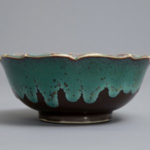 Een Chinese lotusvormige kom met turquoise flambé glazuur met bruine fondkleur, Yongzheng/Qianlong — foto 3
