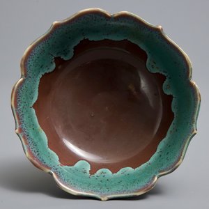 Een Chinese lotusvormige kom met turquoise flambé glazuur met bruine fondkleur, Yongzheng/Qianlong — foto 5
