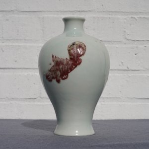 Een Chinese meiping vaas met onderglazuur rood decor van vissen, Kangxi merk, 18/19e eeuw — foto 7