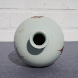 Een Chinese meiping vaas met onderglazuur rood decor van vissen, Kangxi merk, 18/19e eeuw — foto 10