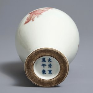 Een Chinese meiping vaas met onderglazuur rood decor van vissen, Kangxi merk, 18/19e eeuw — foto 5