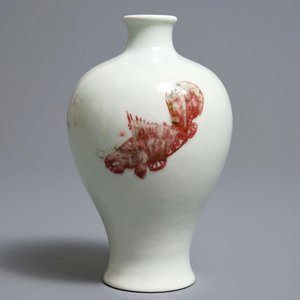Een Chinese meiping vaas met onderglazuur rood decor van vissen, Kangxi merk en periode — foto 3