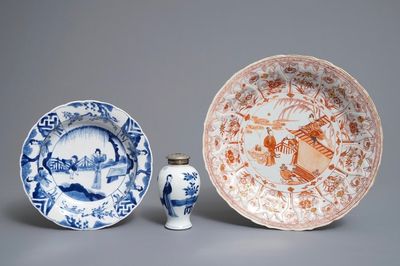 Een Chinese 'melk en bloed' schotel, een blauwwitte klapmutskom en een theebus, Kangxi