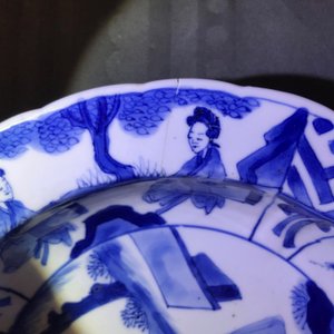 Een Chinese 'melk en bloed' schotel, een blauwwitte klapmutskom en een theebus, Kangxi — foto 13