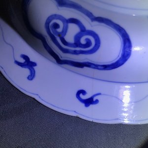 Een Chinese 'melk en bloed' schotel, een blauwwitte klapmutskom en een theebus, Kangxi — foto 15
