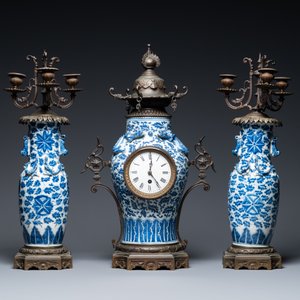 Een Chinese met brons gemonteerde driedelige klokgarnituur met blauw-witte vazen, 19e eeuw — foto 2