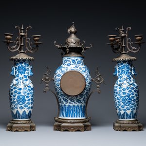 Een Chinese met brons gemonteerde driedelige klokgarnituur met blauw-witte vazen, 19e eeuw — foto 4
