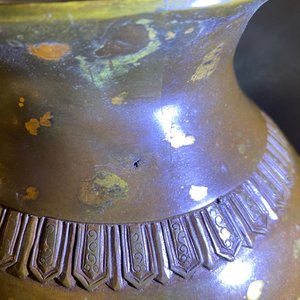 Een Chinese met goud bespatte bronzen vaas, Qianlong merk, Qing — foto 12