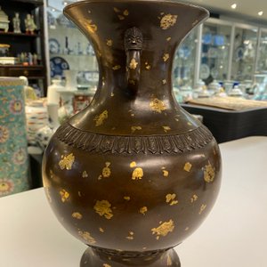 Een Chinese met goud bespatte bronzen vaas, Qianlong merk, Qing — foto 18