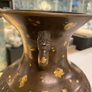 Een Chinese met goud bespatte bronzen vaas, Qianlong merk, Qing — foto 19