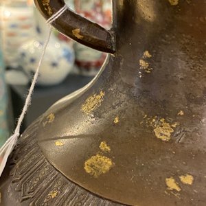 Een Chinese met goud bespatte bronzen vaas, Qianlong merk, Qing — foto 23