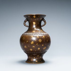 Een Chinese met goud bespatte bronzen vaas, Qianlong merk, Qing — foto 3