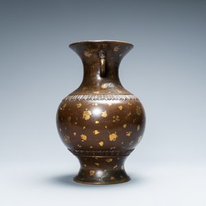 Een Chinese met goud bespatte bronzen vaas, Qianlong merk, Qing — foto 4