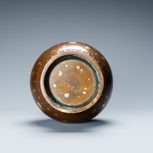 Een Chinese met goud bespatte bronzen vaas, Qianlong merk, Qing — foto 6