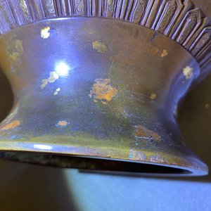 Een Chinese met goud bespatte bronzen vaas, Qianlong merk, Qing — foto 9