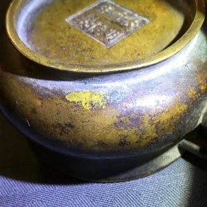 Een Chinese met goud bespatte bronzen wierookbrander, Xuande merk, 18e eeuw — foto 14