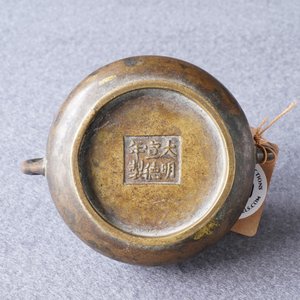 Een Chinese met goud bespatte bronzen wierookbrander, Xuande merk, 18e eeuw — foto 21