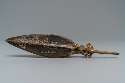 Een Chinese met goud en zilver ingelegde bronzen speerpunt, Periode van Strijdende Staten (475-221 v.C.)