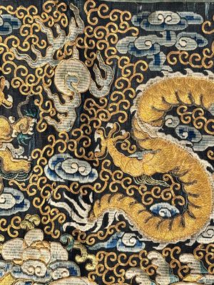 Een Chinese met goud- en zilverdraad geborduurde zijden doek met draken, Qing — foto 11