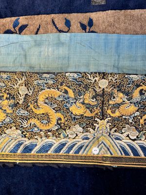 Een Chinese met goud- en zilverdraad geborduurde zijden doek met draken, Qing — foto 3