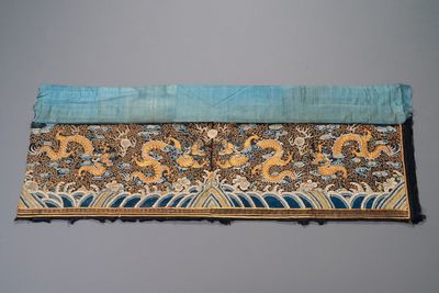 Een Chinese met goud- en zilverdraad geborduurde zijden doek met draken, Qing