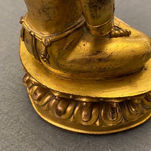 Een Chinese met koraal en turkoois ingelegde verguld bronzen figuur van Boeddha Amitayus, 18/19e eeuw — foto 18