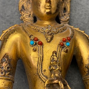 Een Chinese met koraal en turkoois ingelegde verguld bronzen figuur van Boeddha Amitayus, 18/19e eeuw — foto 8