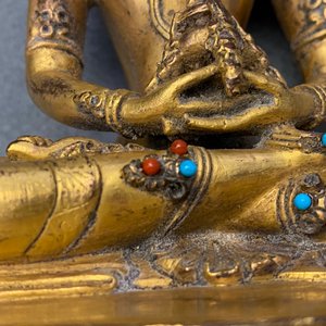 Een Chinese met koraal en turkoois ingelegde verguld bronzen figuur van Boeddha Amitayus, 18/19e eeuw — foto 9