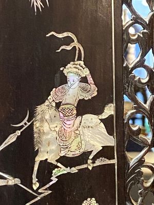 Een Chinese met parelmoer ingelegde houten 'Roman van de Drie Koninkrijken' scherm, 19e eeuw — foto 7