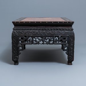 Een Chinese met parelmoer ingelegde houten tafel met marmeren blad, 19e eeuw — foto 3