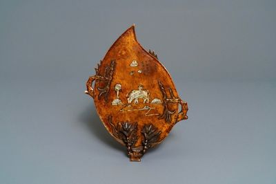 Een Chinese met parelmoer ingelegde zeepstenen tablet met inscriptie, zegelmerk, 19/20e eeuw