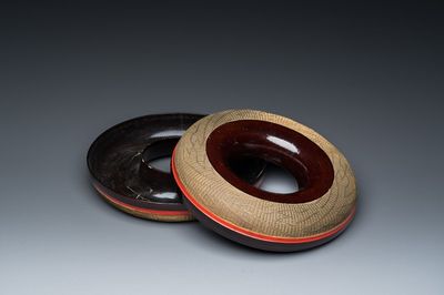 Een Chinese met verguld koperdraad bezette dekseldoos voor een hofketting in rood en bruin lakwerk, 18/19e eeuw
