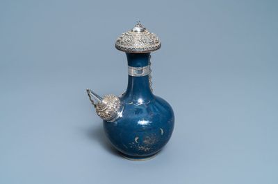 Een Chinese met verguld zilver gemonteerde monochrome blauwe kendi met verguld decor, Kangxi