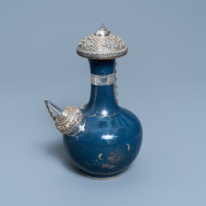Een Chinese met verguld zilver gemonteerde monochrome blauwe kendi met verguld decor, Kangxi — foto 1