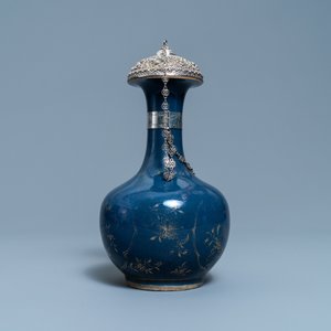 Een Chinese met verguld zilver gemonteerde monochrome blauwe kendi met verguld decor, Kangxi — foto 5