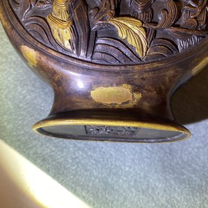Een Chinese met vergulding bespatte bronzen vaas met feniksen, Qianlong merk, 18/19e eeuw — foto 16