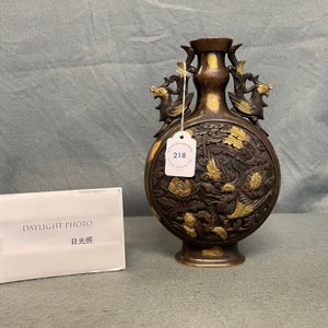 Een Chinese met vergulding bespatte bronzen vaas met feniksen, Qianlong merk, 18/19e eeuw — foto 20