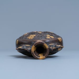Een Chinese met vergulding bespatte bronzen vaas met feniksen, Qianlong merk, 18/19e eeuw — foto 5